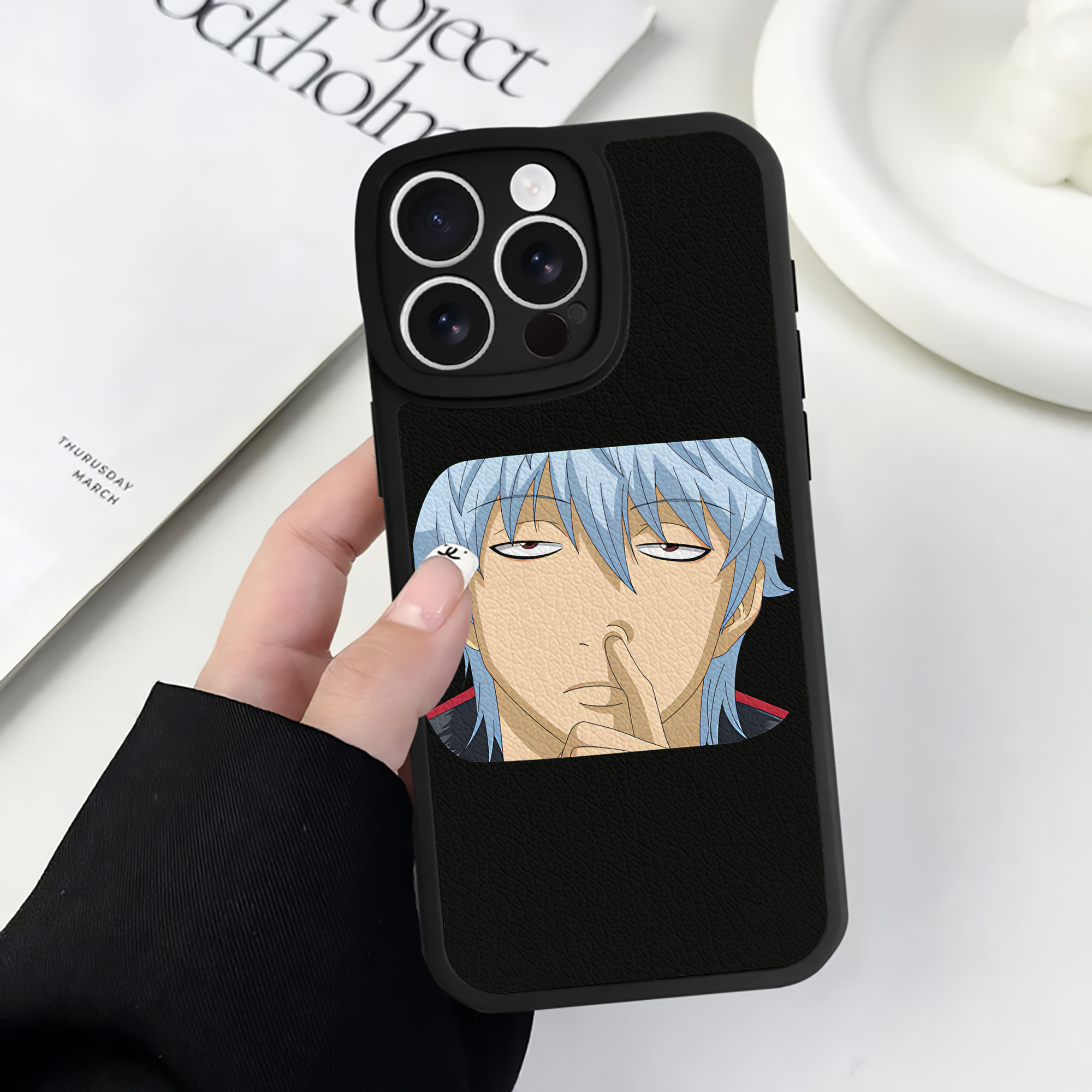 （画像用） ぎんたま 坂田銀時（さかたぎんとき） 神楽 志村新八（しむら しんぱち） GINTAMA Sakata Gintoki Kagura Shimura Shinpachi 【iPhone 16シリーズ対応】シリコンスマホケース（レザー調） 材質：シリコン
